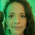 Una mujer negra con cabelos y ojos oscuros